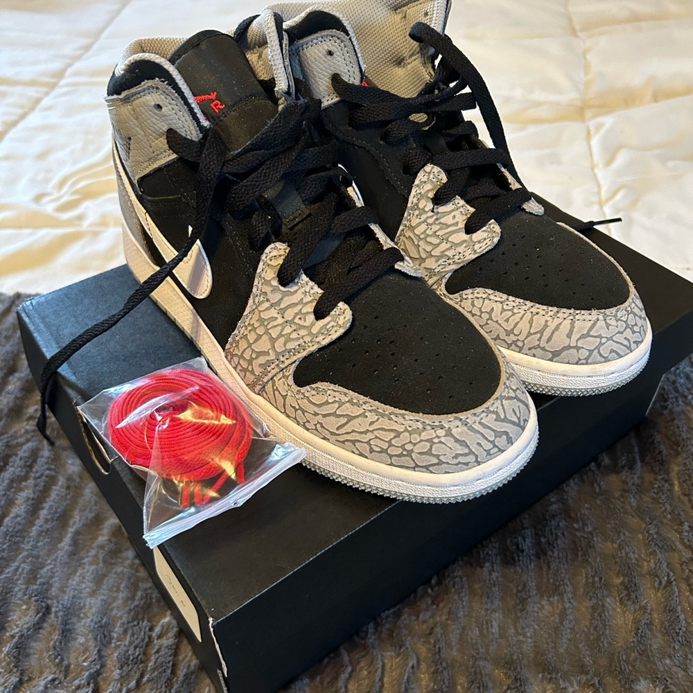 NIKE air jordan 1 mid se  DM62616 016, size 6Y, grey and black  , NEW never worn